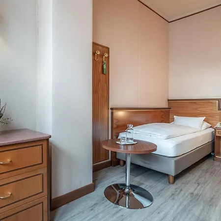 Neue Post I Self Check-in 4*