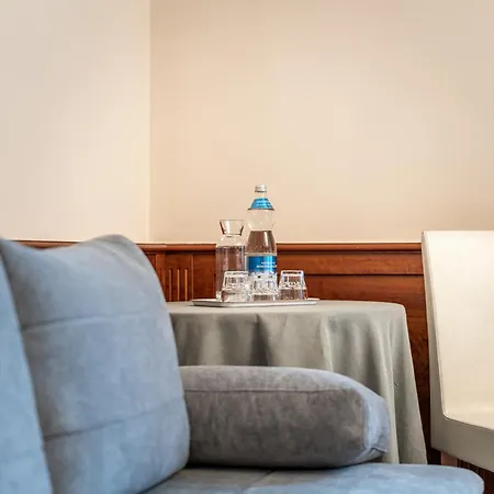 Neue Post I Self Check-in Инсбрук