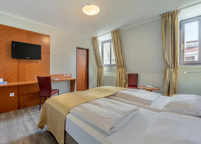 Neue Post I Self Check-in 4* Innsbruck