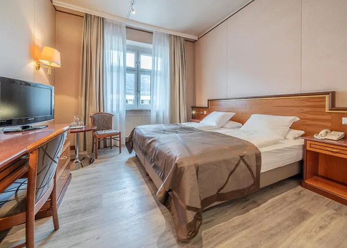 Neue Post I Self Check-in 4* Innsbruck