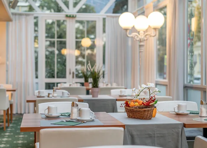 Neue Post I Self Check-in 4* Innsbruck